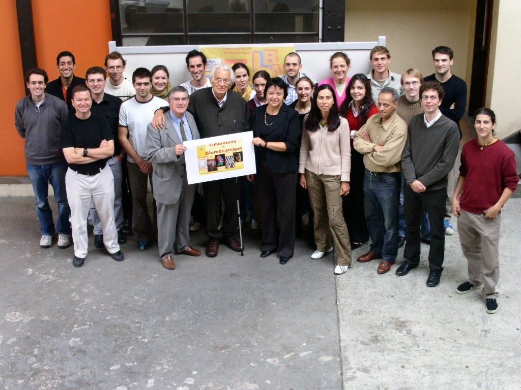 Jean Dubousset entouré de membres du LBM et de Georges Charpak